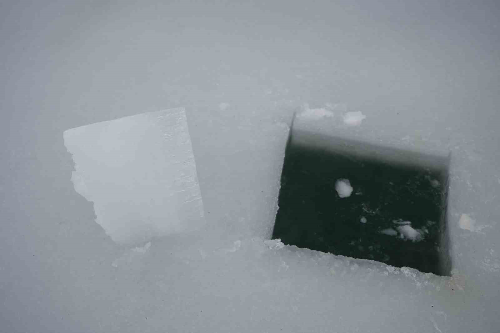 Sadak Baraj Gölü buz tuttu
