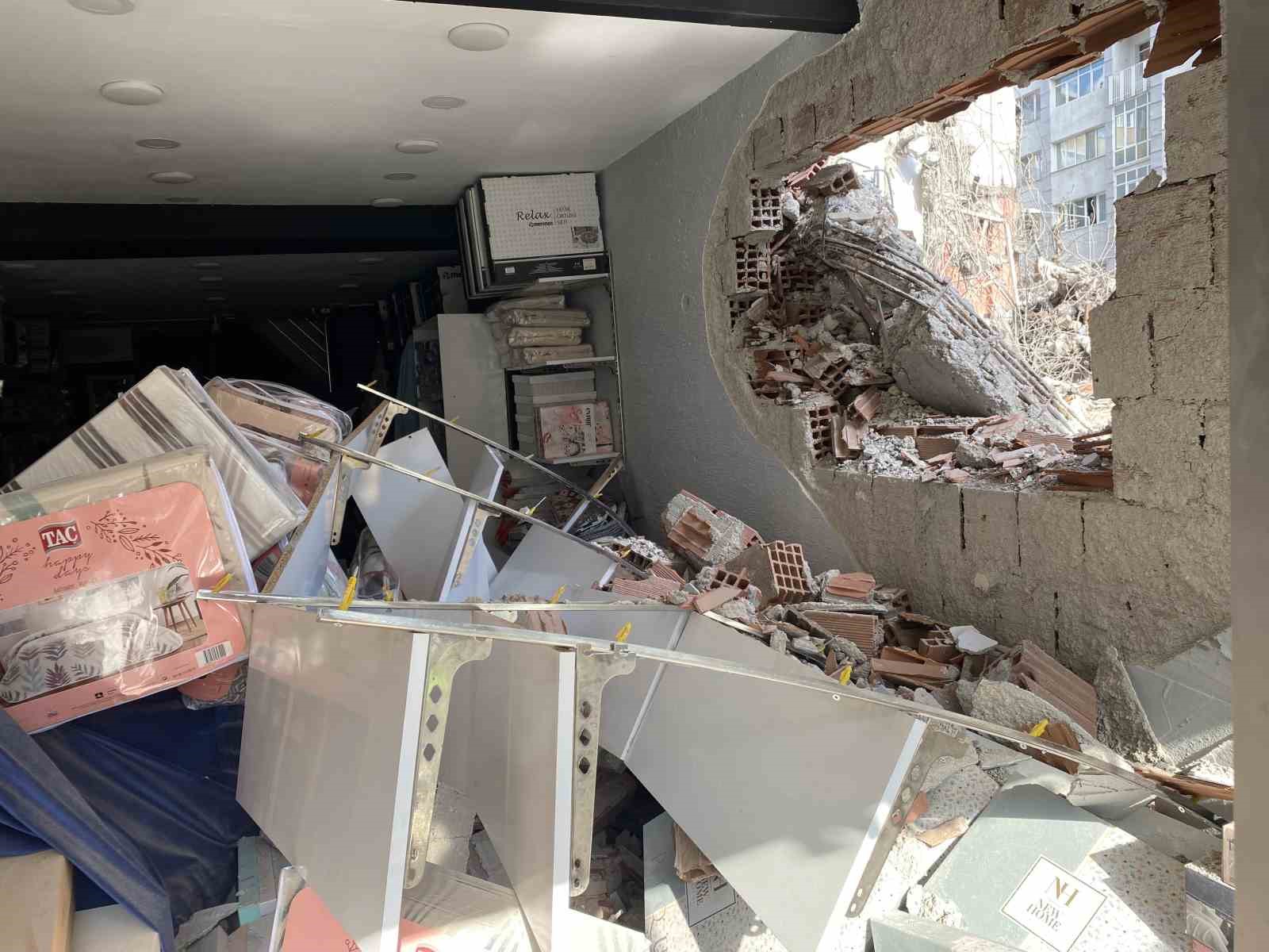 Sadece apartman değil, esnafın ekmek teknesi de yıkıldı
