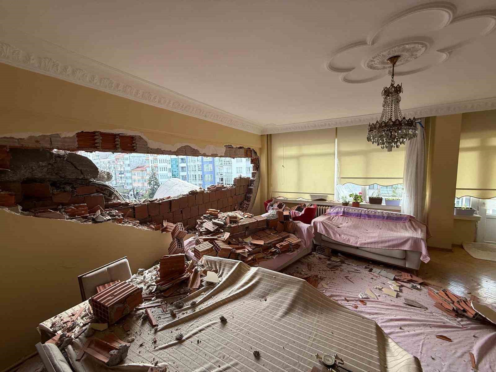 Sadece apartman değil, esnafın ekmek teknesi de yıkıldı
