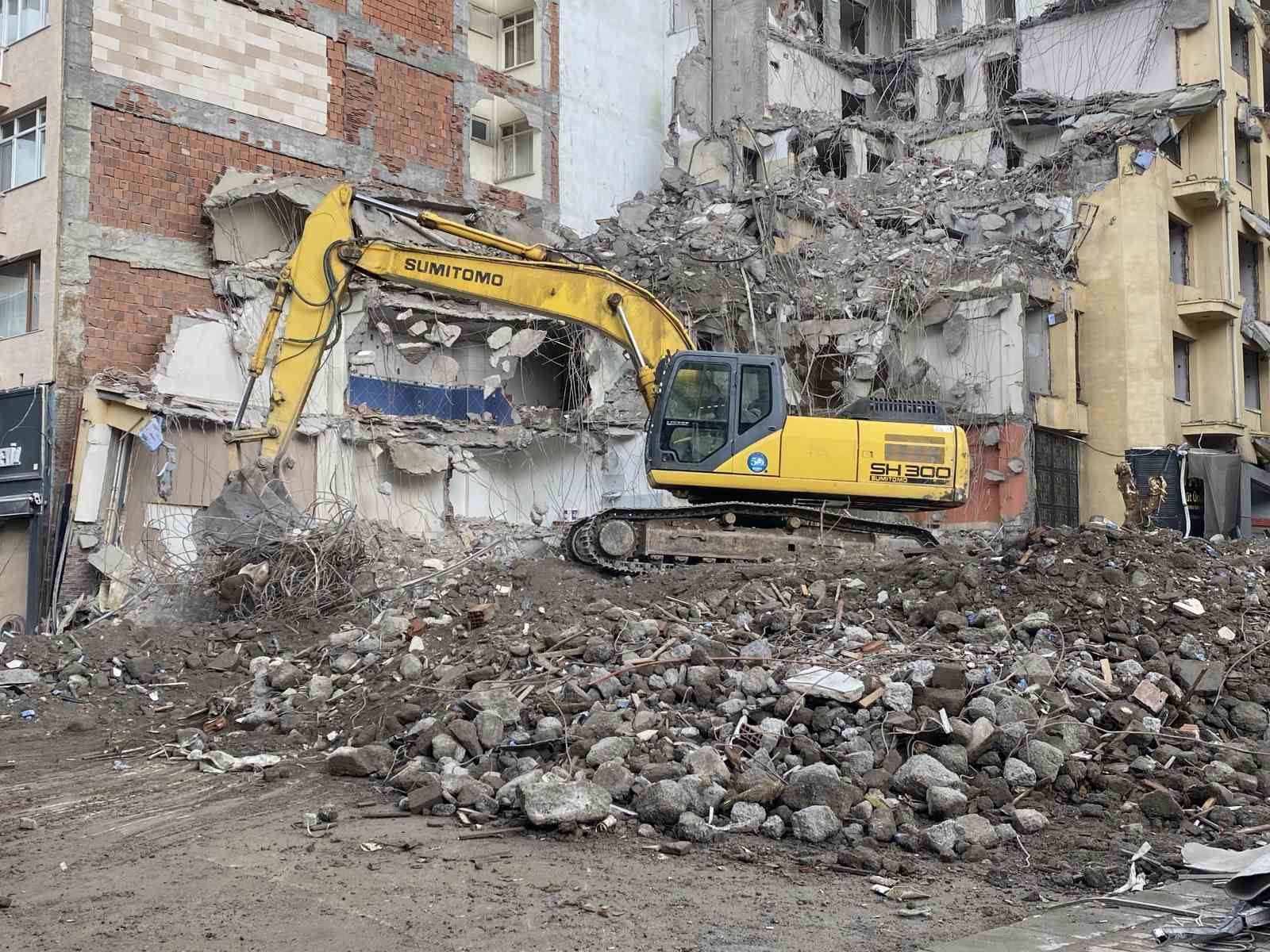 Sadece apartman değil, esnafın ekmek teknesi de yıkıldı
