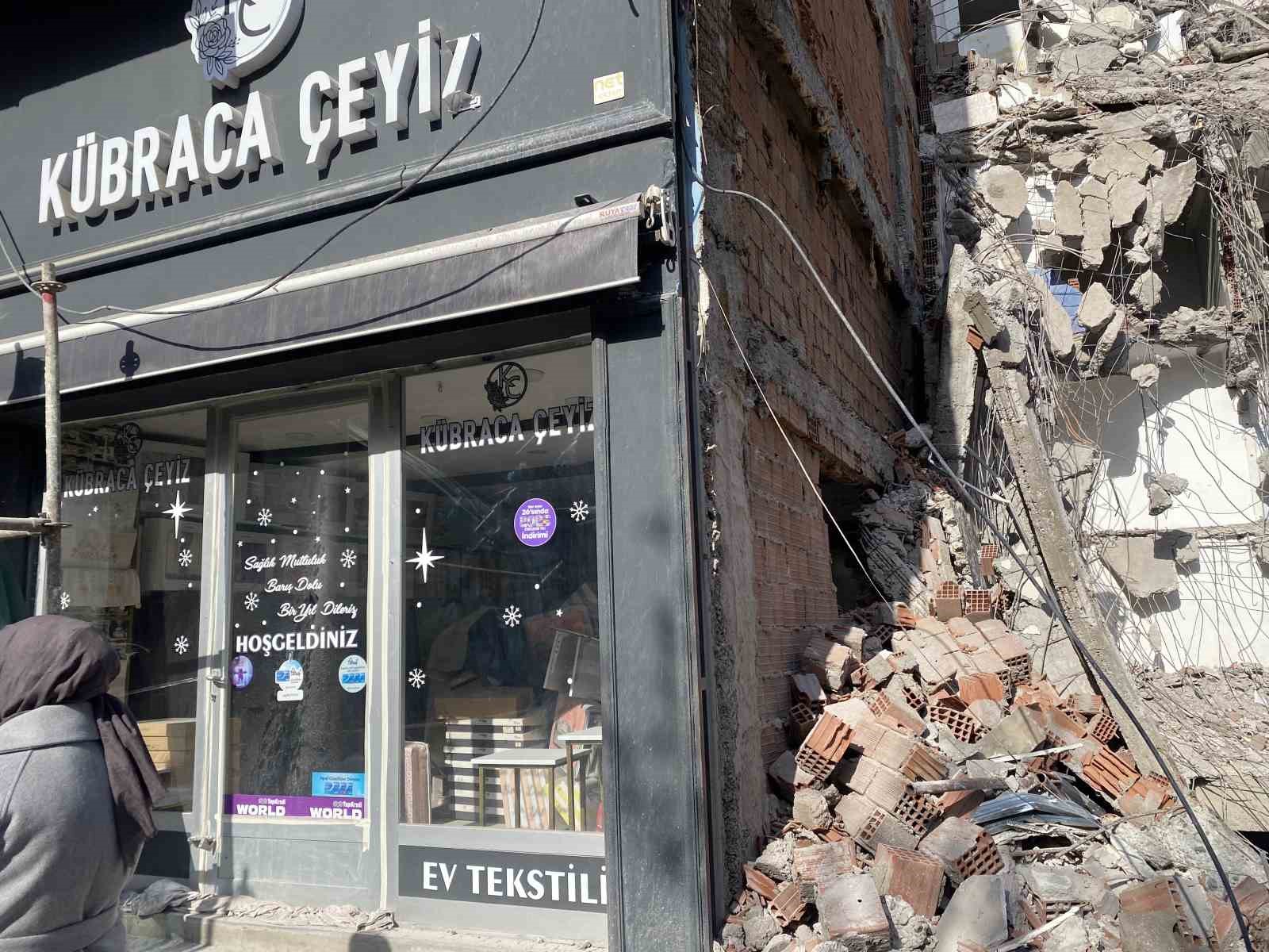 Sadece apartman değil, esnafın ekmek teknesi de yıkıldı
