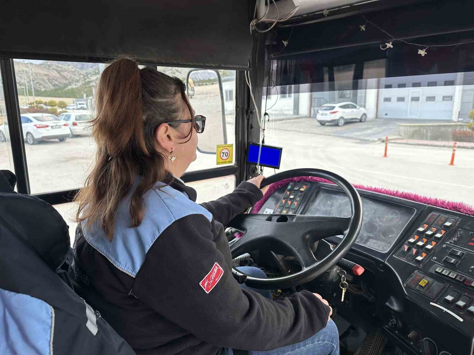 Sadece direksiyon değil, aynı zamanda aracın bakımları da ona emanet
Sadece direksiyon değil, aynı zamanda aracın bakımları da ona emanet