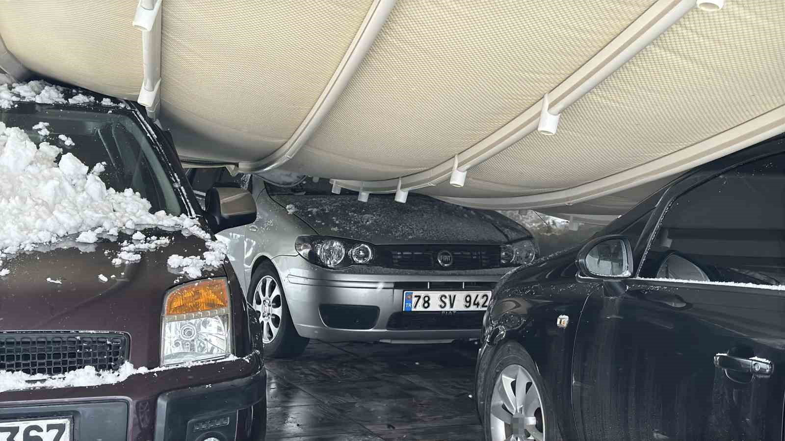Safranbolu’da kar ağırlığı garajı çökertti: 3 araç zarar gördü
