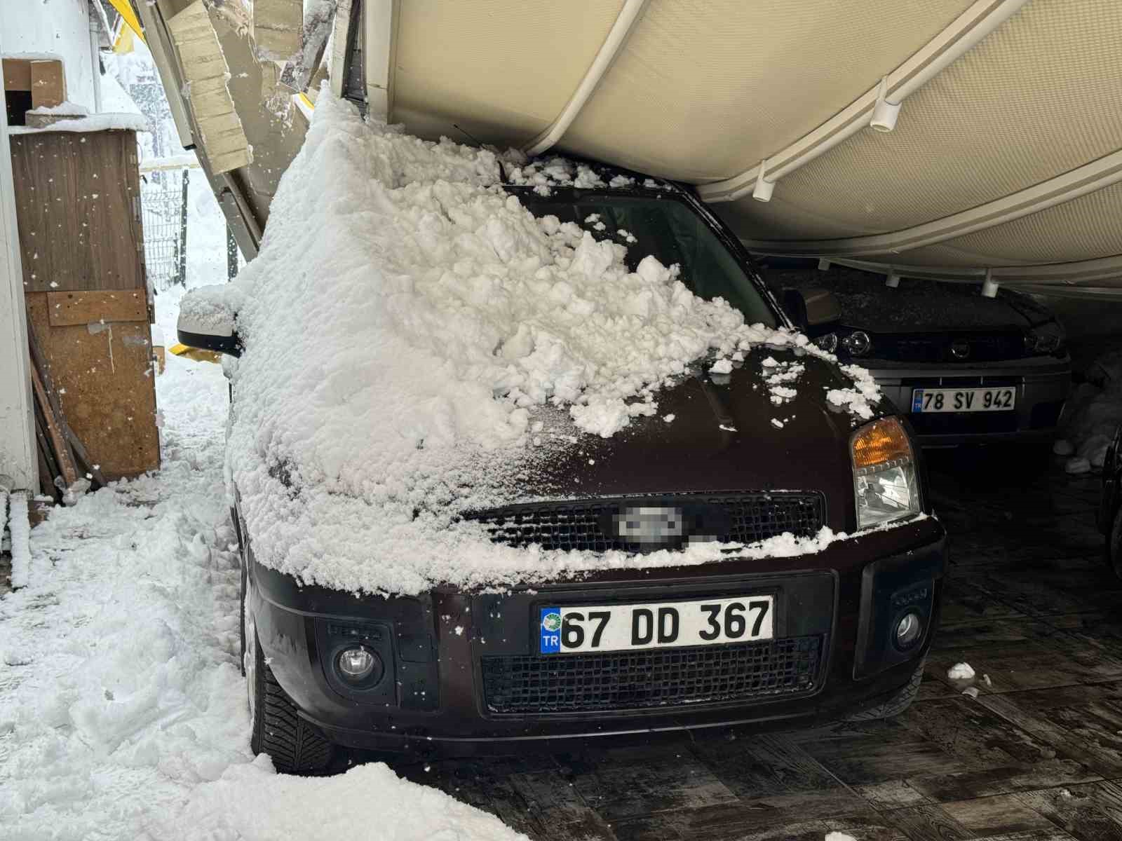Safranbolu’da kar ağırlığı garajı çökertti: 3 araç zarar gördü
