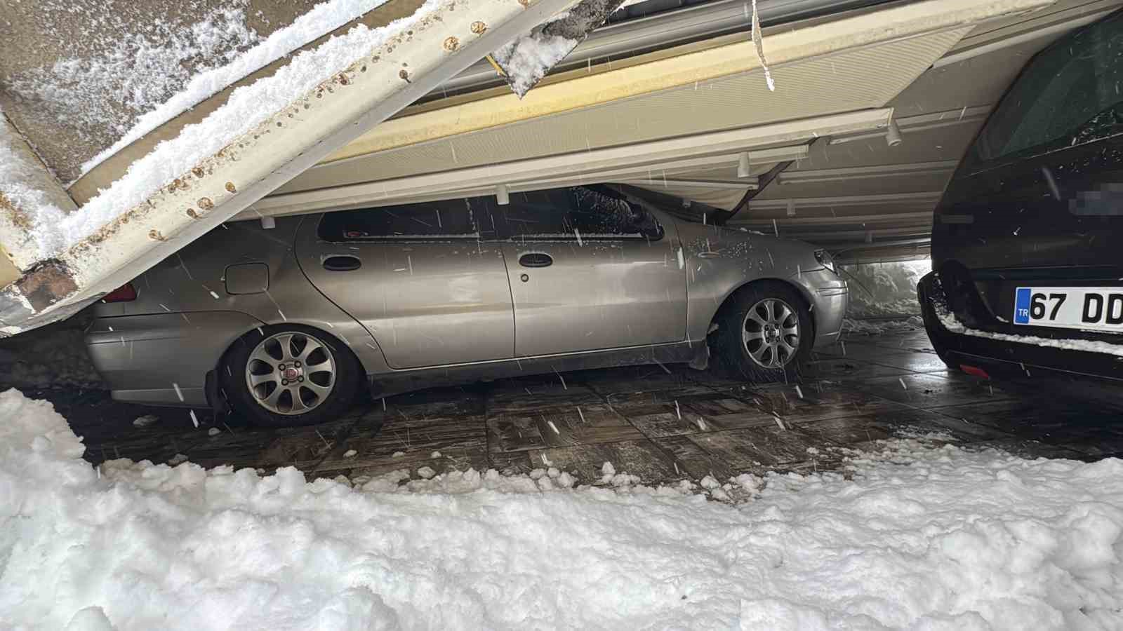 Safranbolu’da kar ağırlığı garajı çökertti: 3 araç zarar gördü
