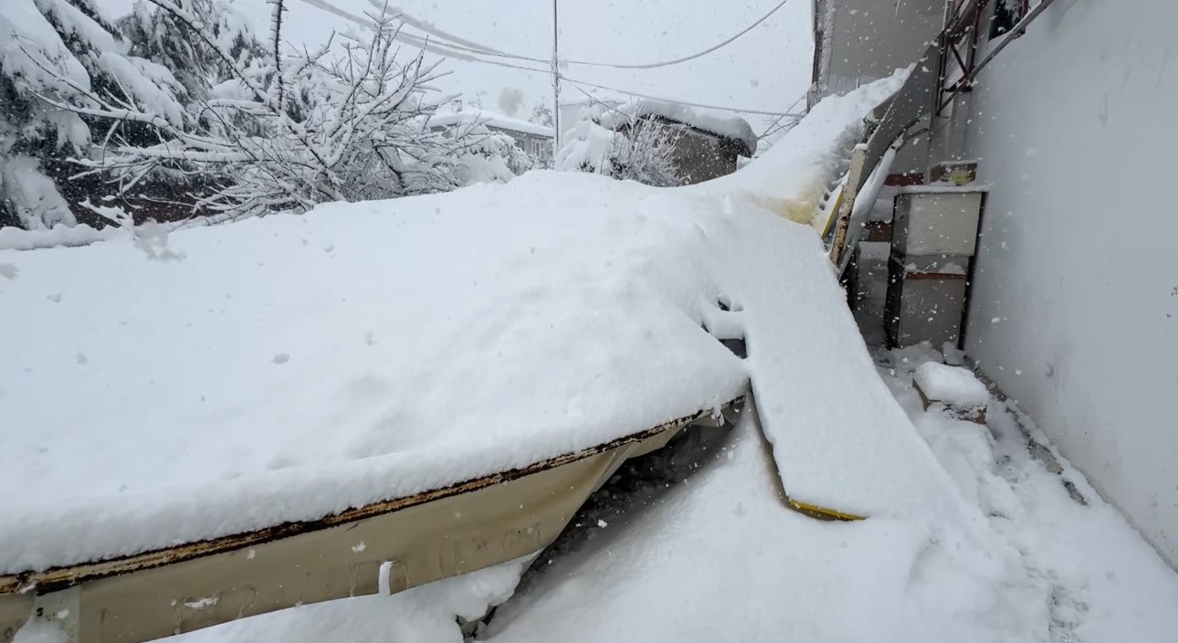 Safranbolu’da kar ağırlığı garajı çökertti: 3 araç zarar gördü

