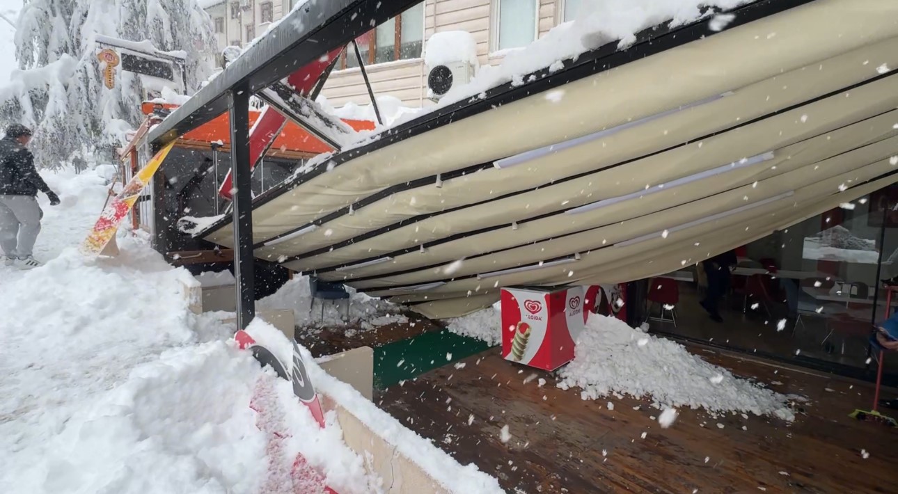 Safranbolu’da kar nedeniyle çatı ve tenteneler çöktü
