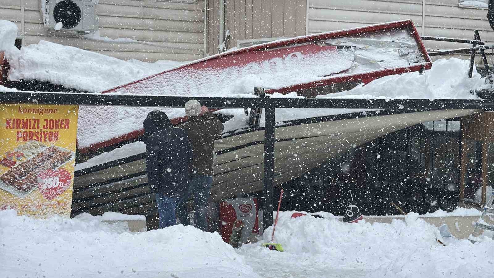 Safranbolu’da kar nedeniyle çatı ve tenteneler çöktü
