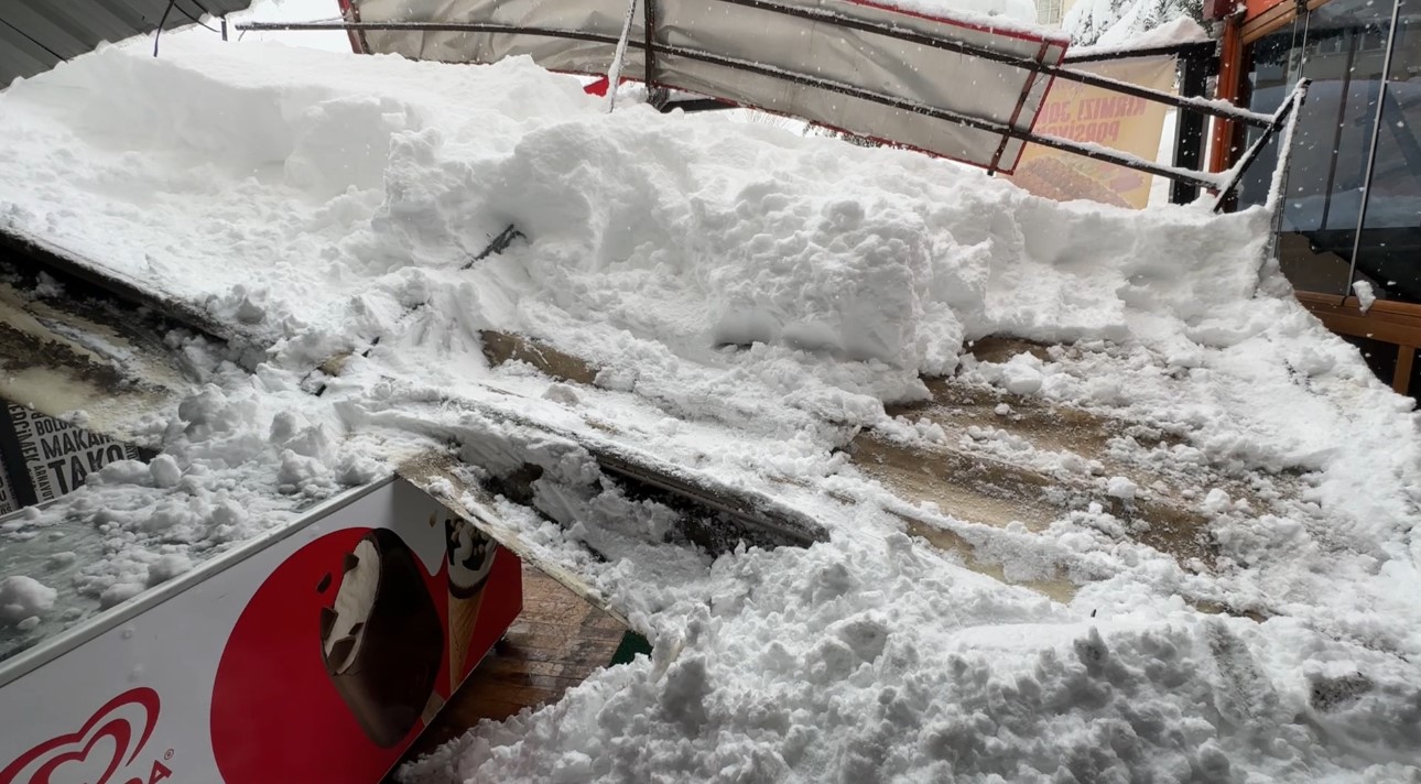 Safranbolu’da kar nedeniyle çatı ve tenteneler çöktü
