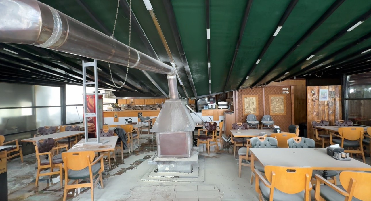 Safranbolu’da kar nedeniyle çatı ve tenteneler çöktü
