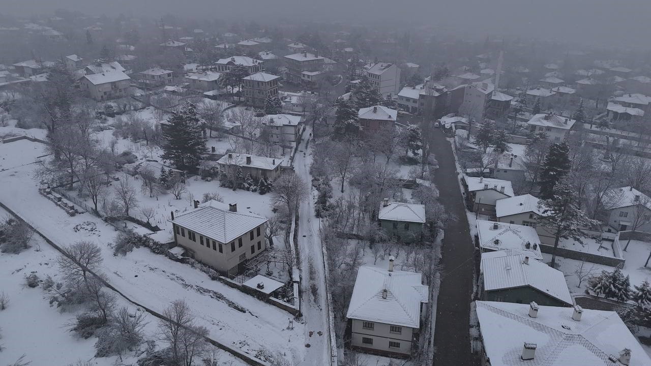 Safranbolu’da kar yağışı tarihi konakları yeniden beyaza bürüdü
