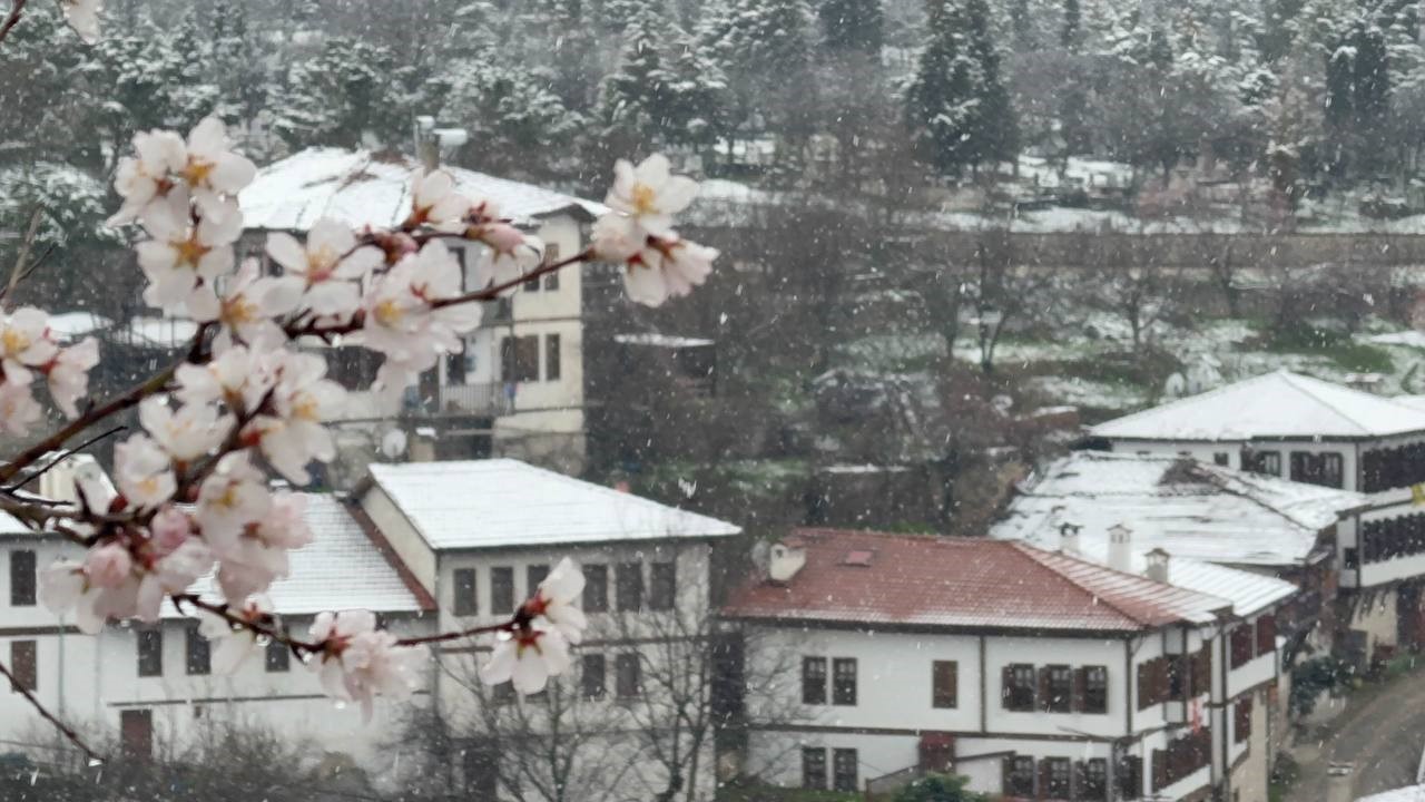 Safranbolu’da kar yağışı tarihi yapıların çatılarını beyaza bürüdü
