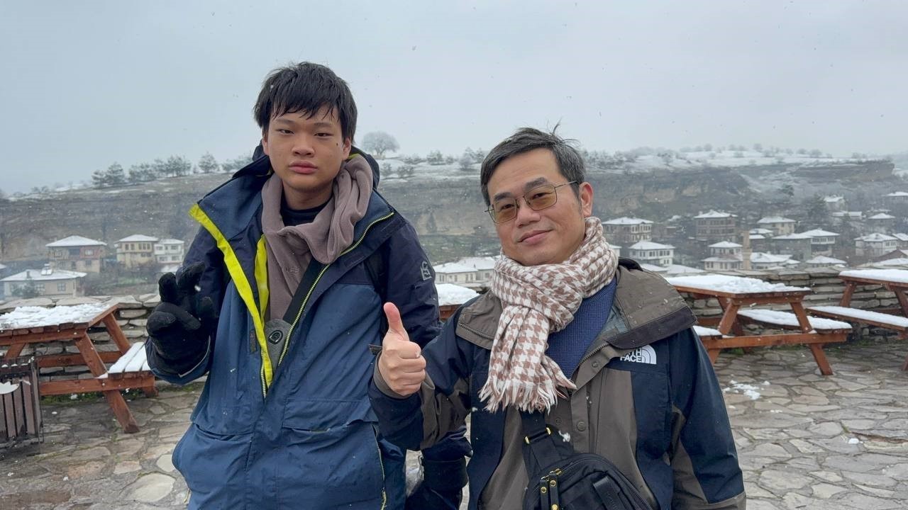 Safranbolu’da kar yağışı tarihi yapıların çatılarını beyaza bürüdü
