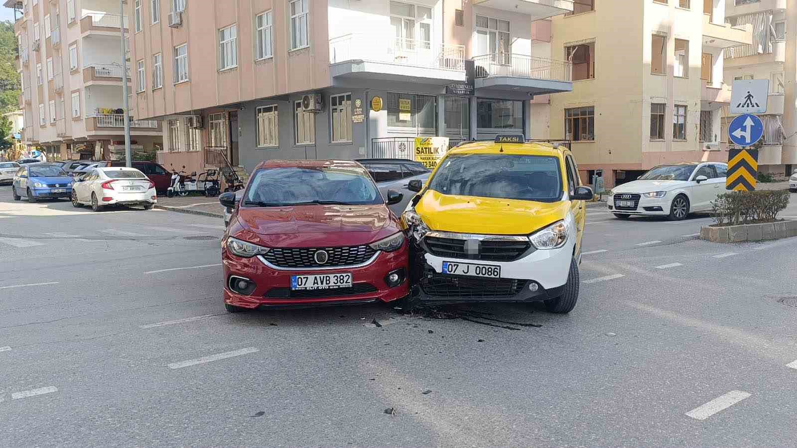 Sağa dönmek için sinyal verip önce sol şeride geçen otomobile yandan çarptı
