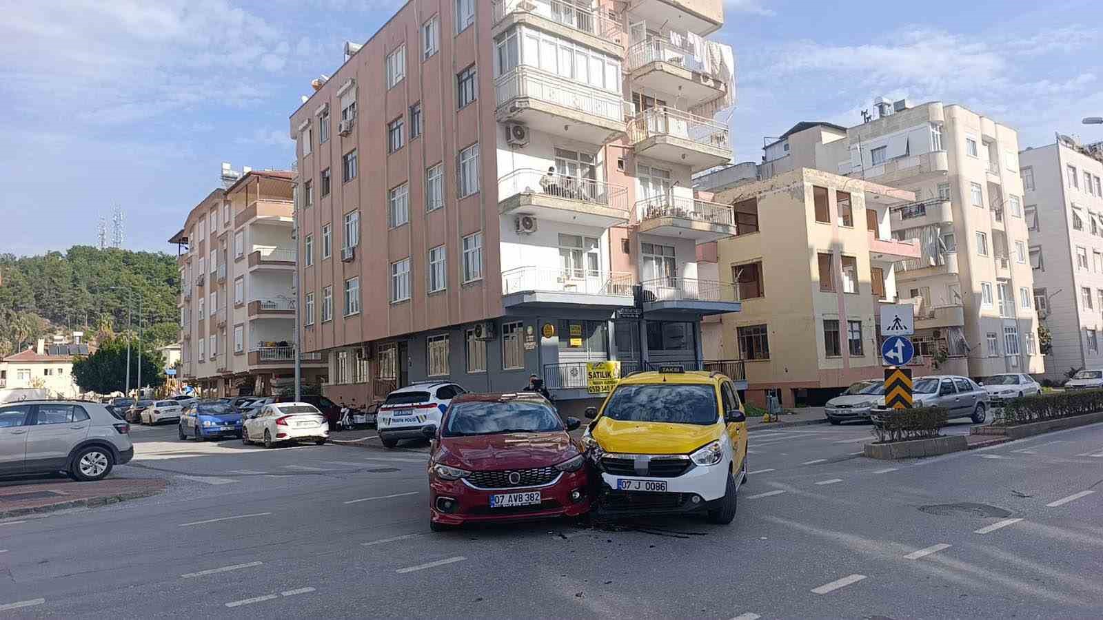 Sağa dönmek için sinyal verip önce sol şeride geçen otomobile yandan çarptı

