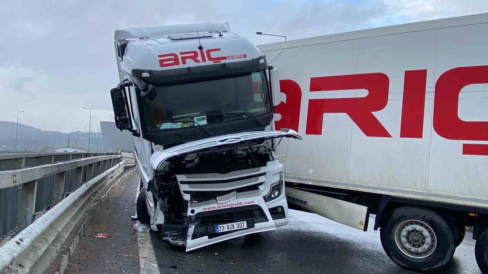 Sağanak beraberinde kazayı getirdi: Kuzey Marmara Otoyolu’nda tır makasladı
