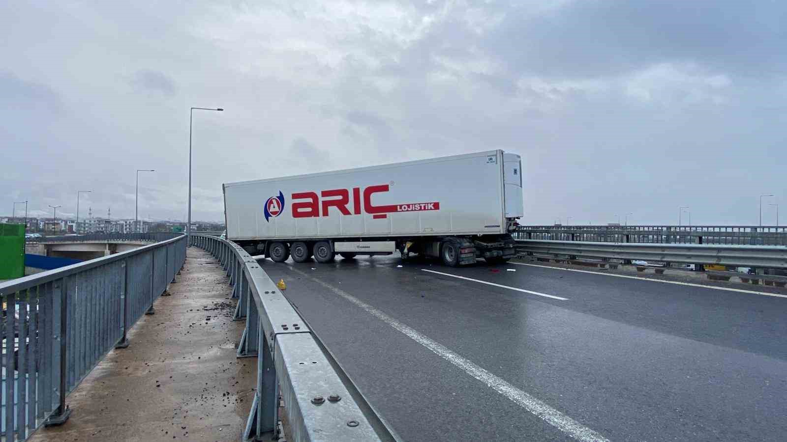 Sağanak beraberinde kazayı getirdi: Kuzey Marmara Otoyolu’nda tır makasladı
