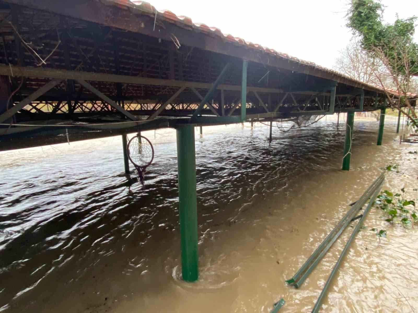 Sağanak sebebiyle Köprüçay taştı, iş yerleri ve araziler sular altında kaldı
Sağanak sebebiyle Köprüçay taştı, iş yerleri ve araziler sular altında kaldı