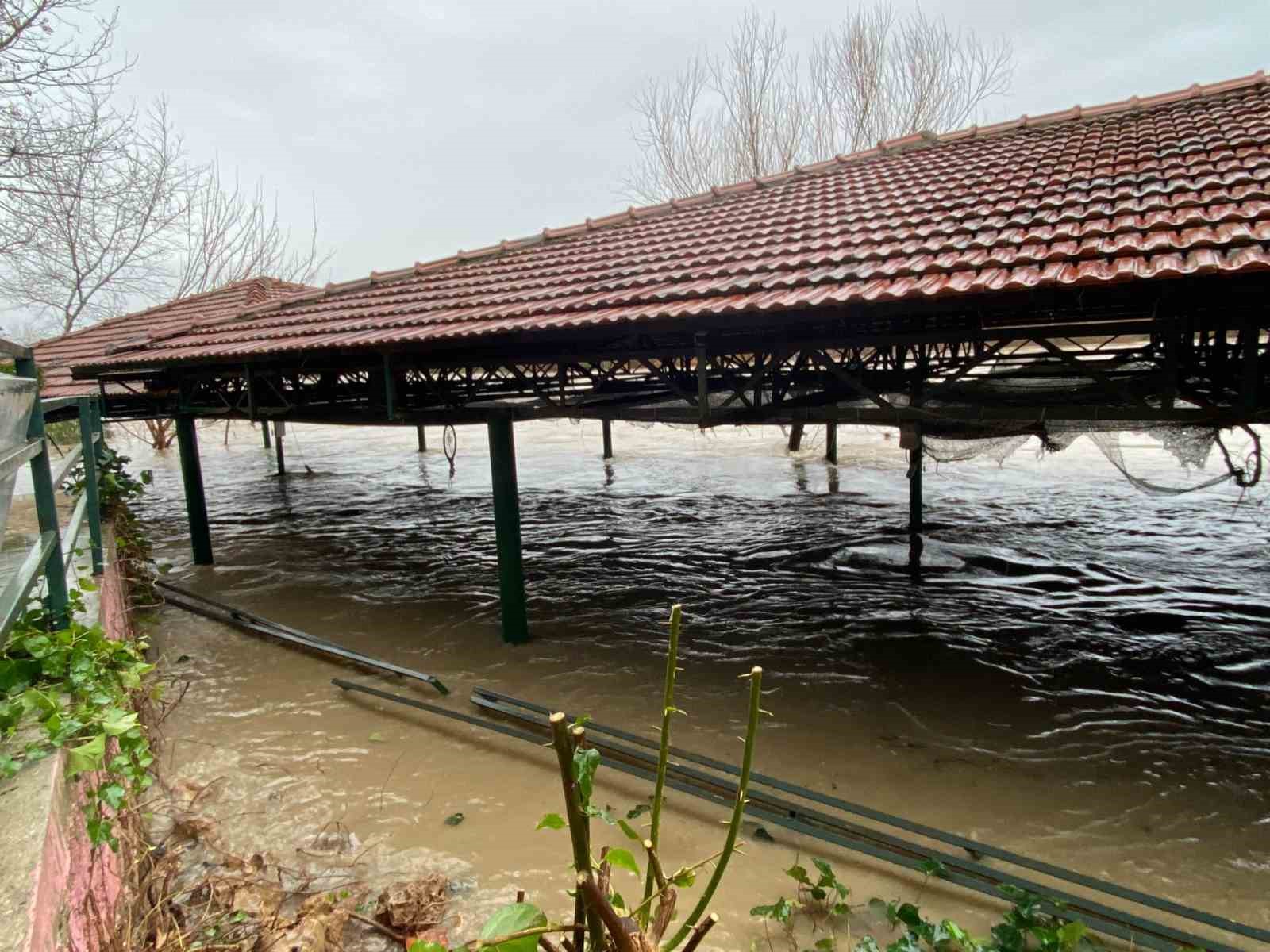 Sağanak sebebiyle Köprüçay taştı, iş yerleri ve araziler sular altında kaldı
Sağanak sebebiyle Köprüçay taştı, iş yerleri ve araziler sular altında kaldı