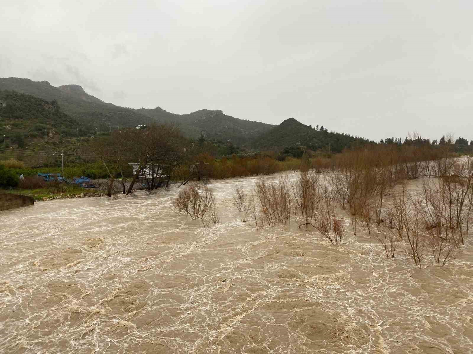 Sağanak sebebiyle Köprüçay taştı, iş yerleri ve araziler sular altında kaldı
Sağanak sebebiyle Köprüçay taştı, iş yerleri ve araziler sular altında kaldı