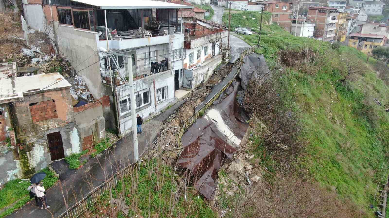 Sağanak sonrası yol çöktü, mahalleyi endişe kapladı
