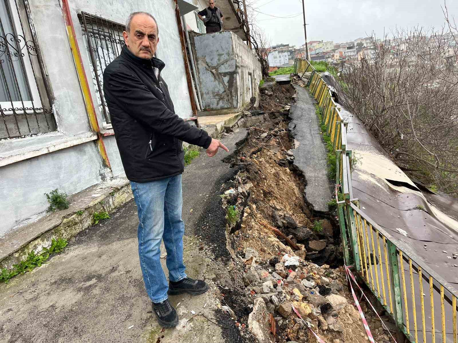 Sağanak sonrası yol çöktü, mahalleyi endişe kapladı
