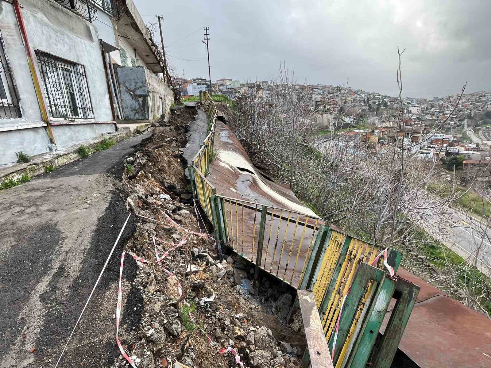 Sağanak sonrası yol çöktü, mahalleyi endişe kapladı
