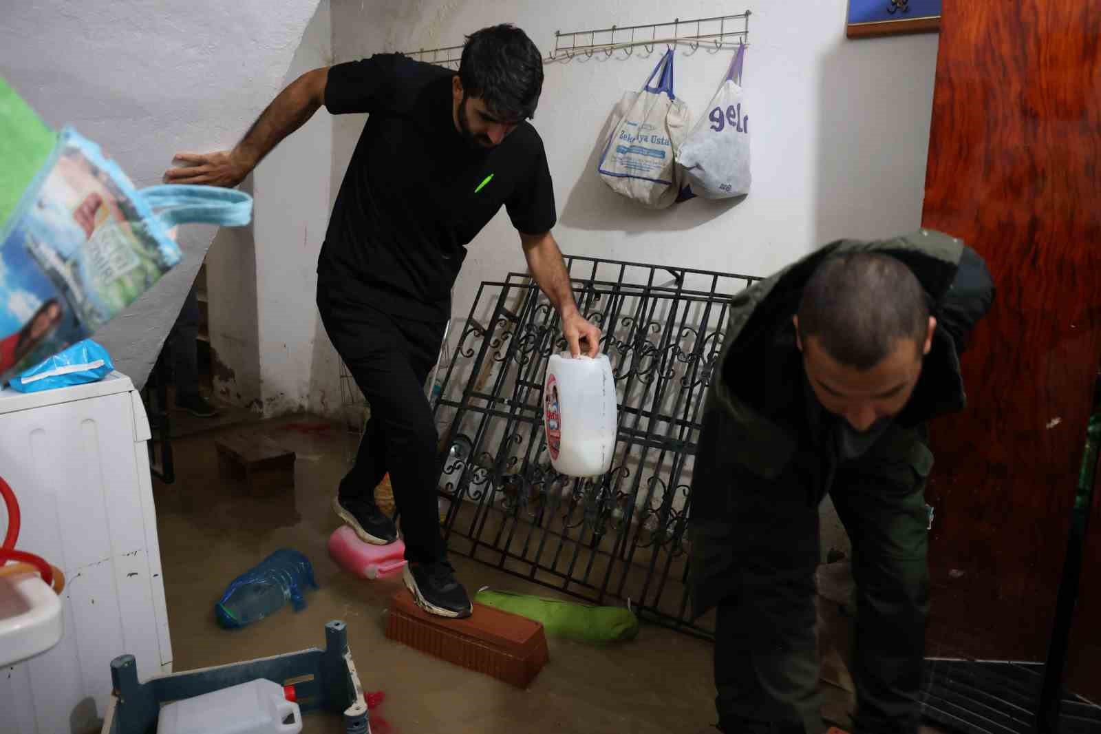 Sağanak ve dolu sonrası bodrum katını su bastı: Eşyalarının üzerine basarak içeri girdiler
