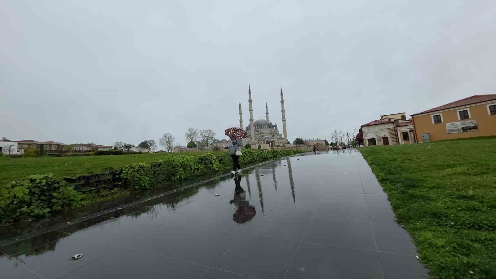 Sağanak yağış  başladı, kentte bereket vurgusu
