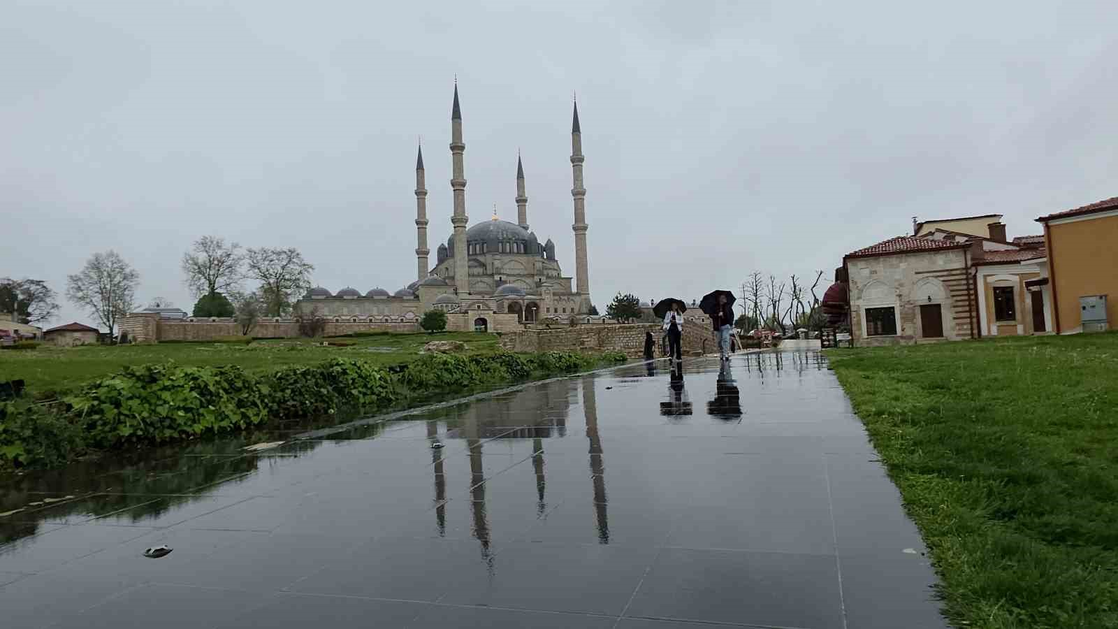Sağanak yağış  başladı, kentte bereket vurgusu
