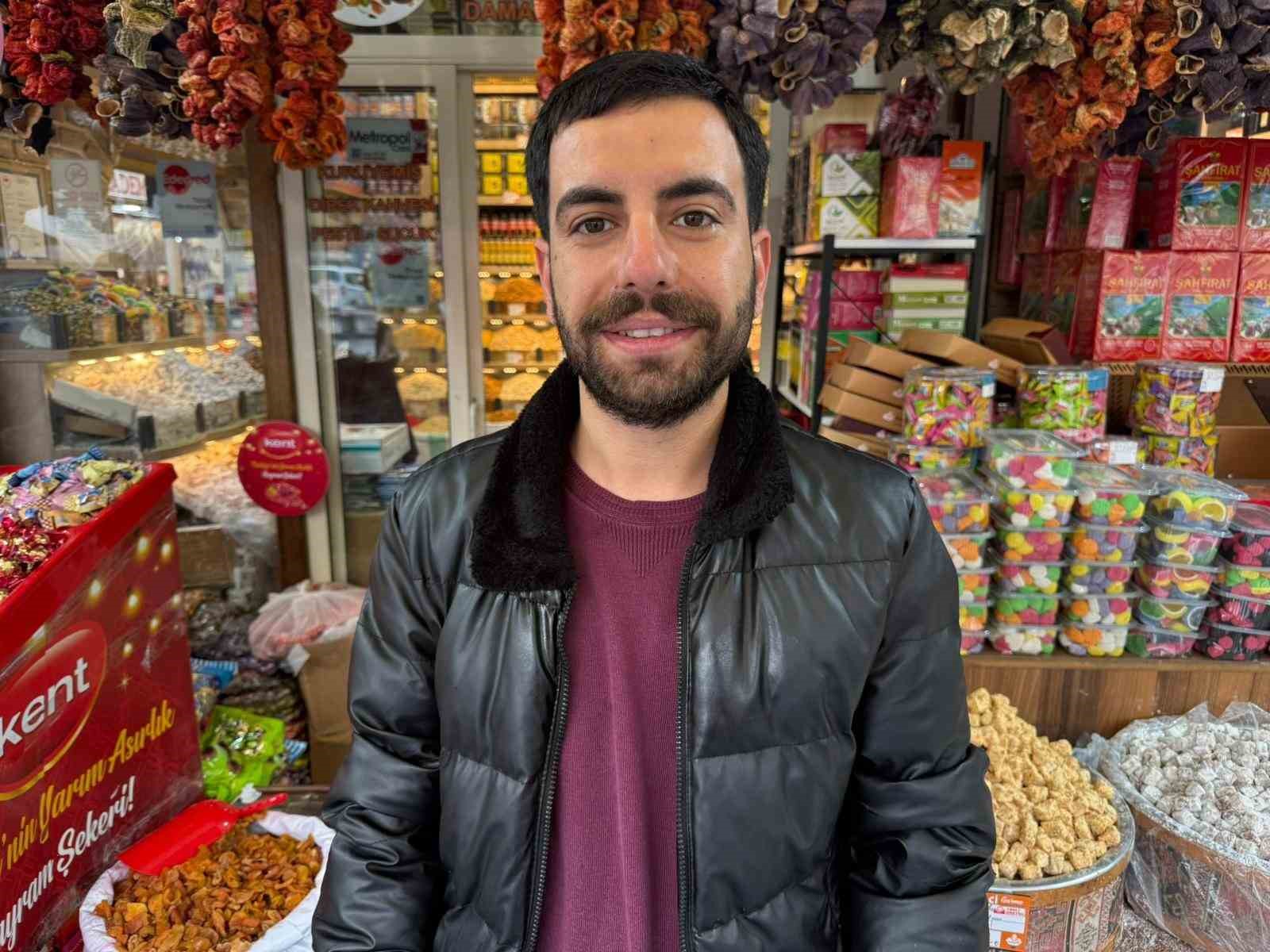 Sağanak yağış, bayram öncesi esnafa yaramadı
Sağanak yağış, bayram öncesi esnafa yaramadı