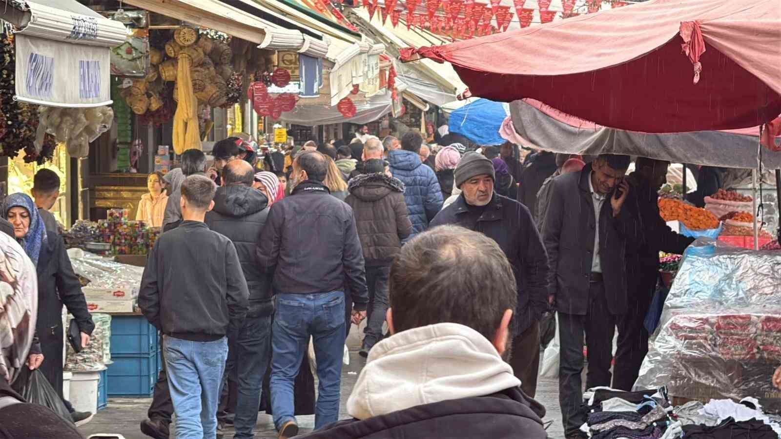 Sağanak yağış, bayram öncesi esnafa yaramadı
Sağanak yağış, bayram öncesi esnafa yaramadı