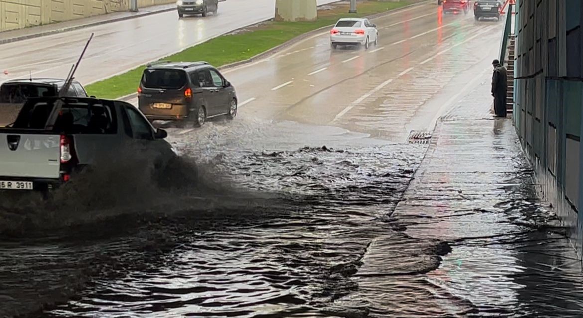 Sağanak yağış caddeleri göle çevirdi: Ne araçlar ne vatandaşlar geçebildi
