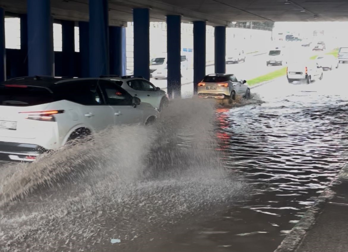 Sağanak yağış caddeleri göle çevirdi: Ne araçlar ne vatandaşlar geçebildi
