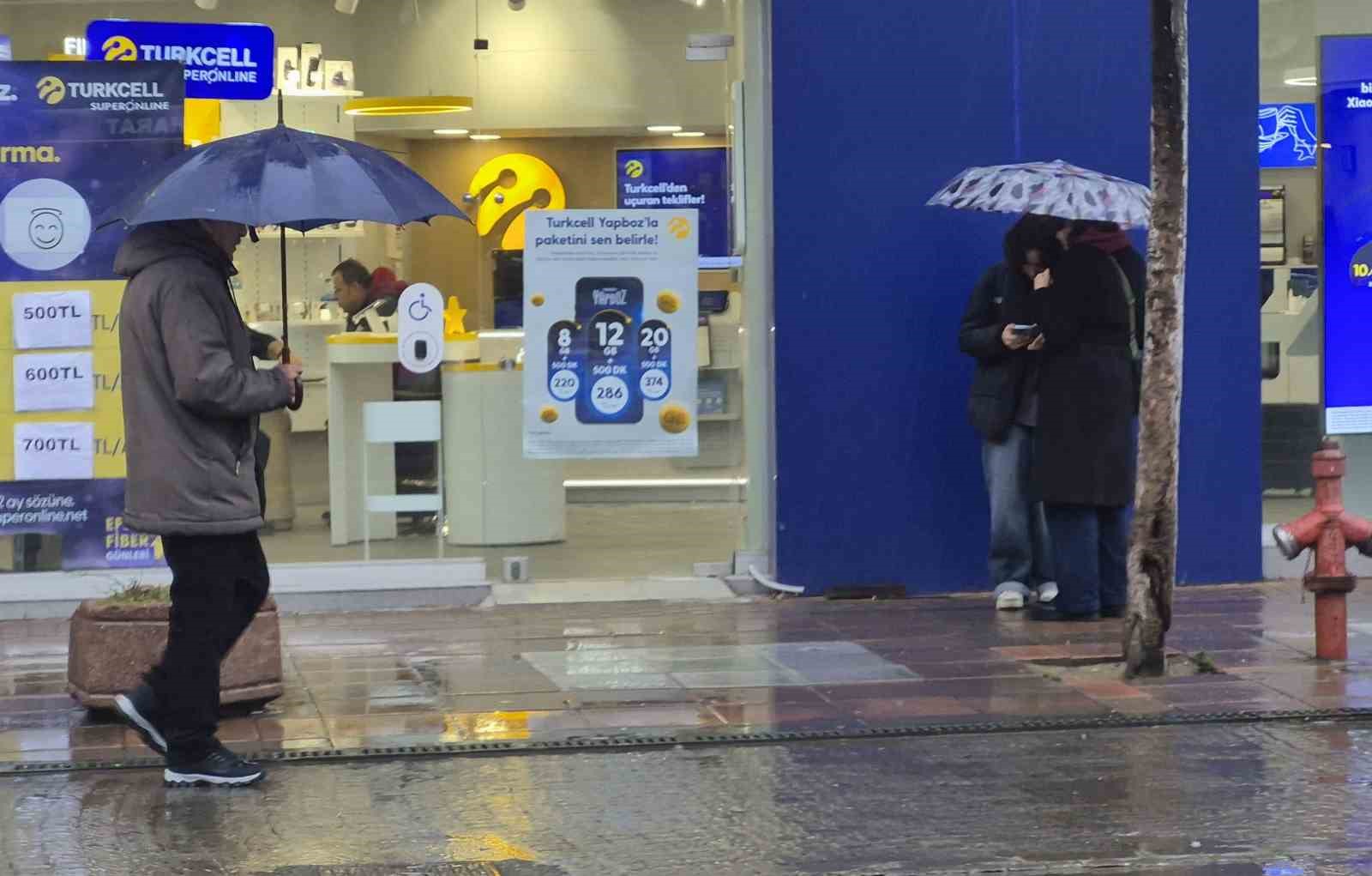 Sağanak yağış kentte etkisini gösterdi
