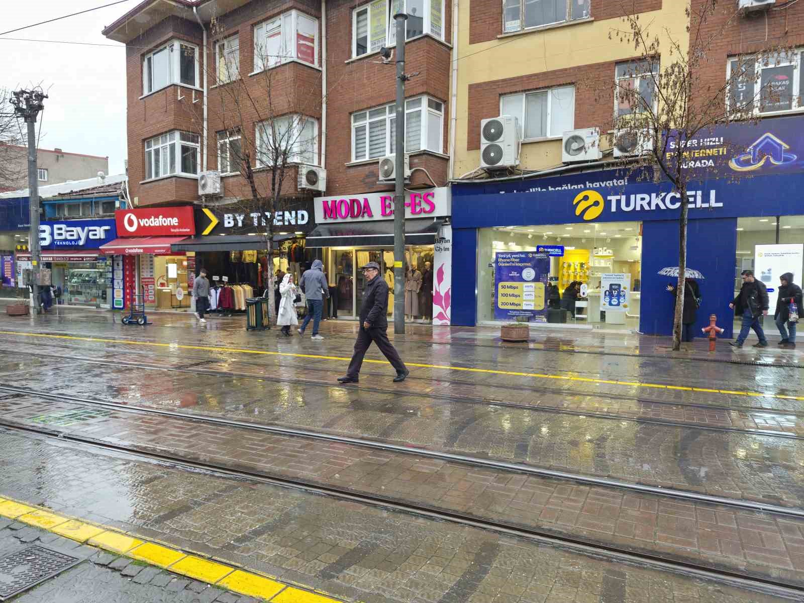 Sağanak yağış kentte etkisini gösterdi
