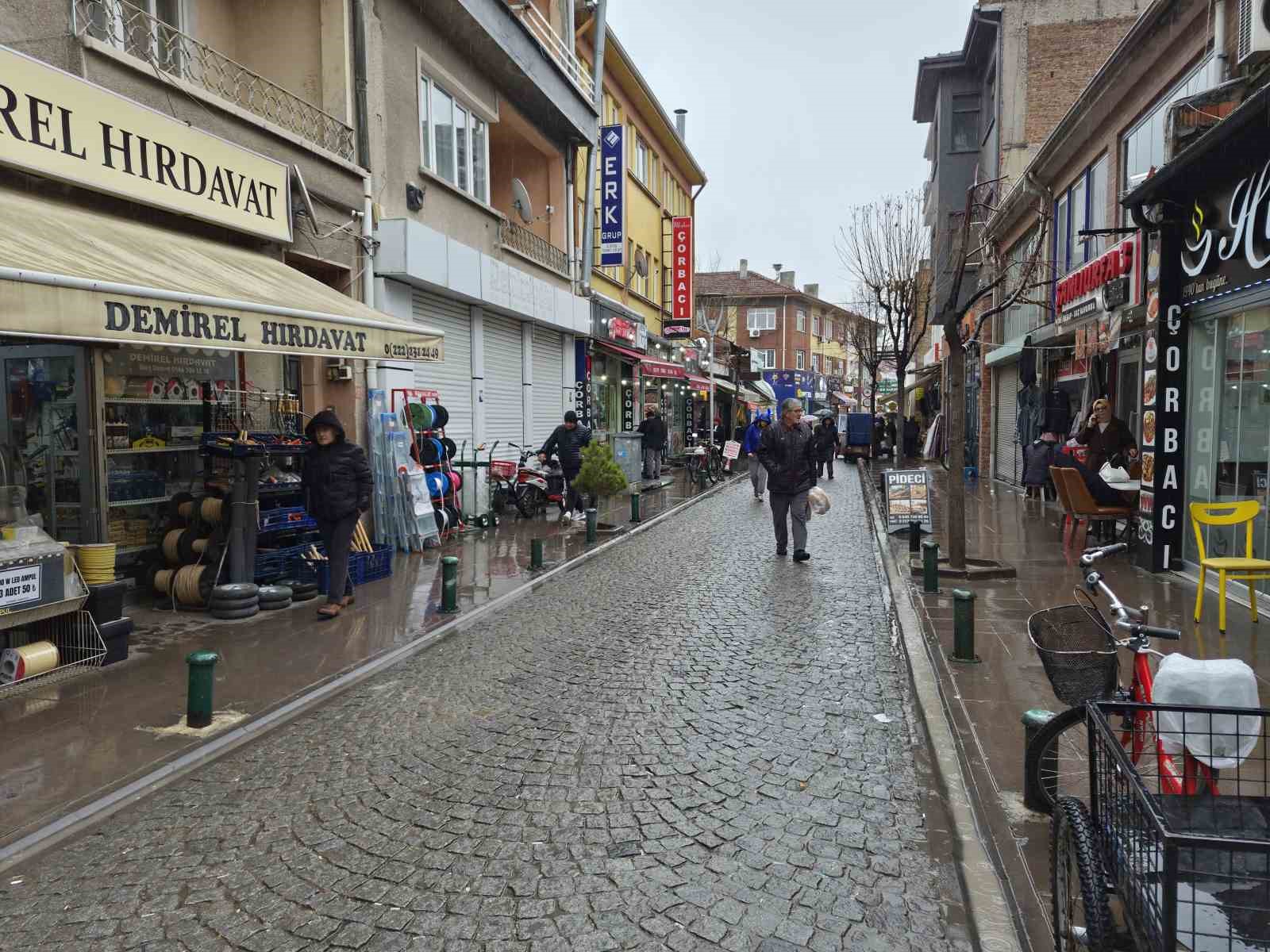 Sağanak yağış kentte etkisini gösterdi
