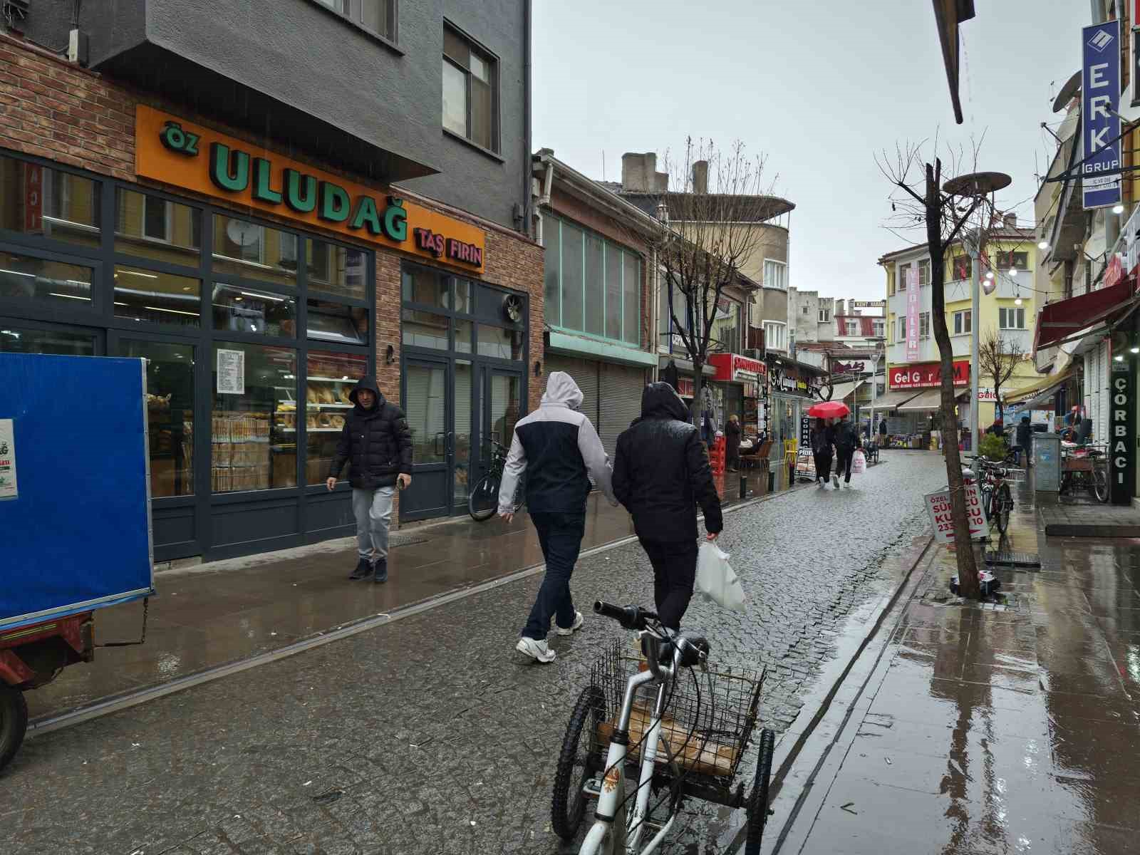 Sağanak yağış kentte etkisini gösterdi
