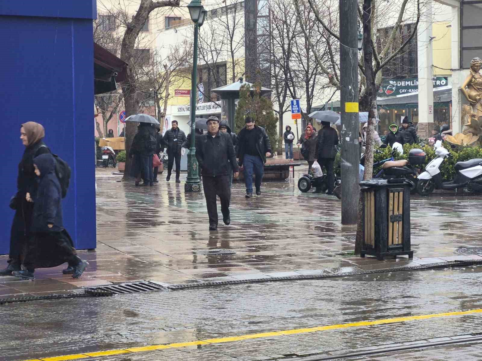 Sağanak yağış kentte etkisini gösterdi
