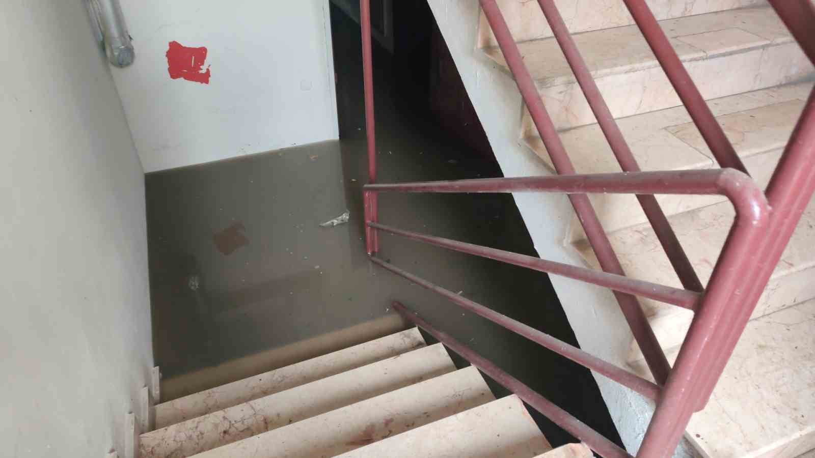 Sağanak yağış Manisa’da su baskınlarına neden oldu
