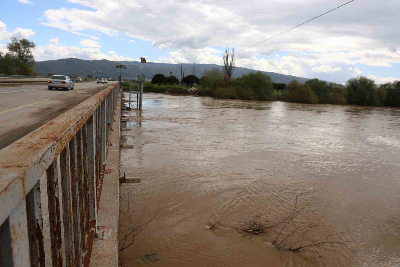 Sağanak yağış Menderes Nehri’ni taşırdı
