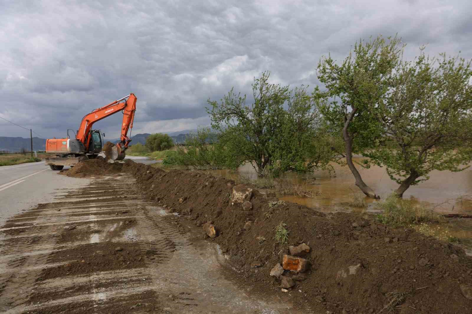 Sağanak yağış Menderes Nehri’ni taşırdı
