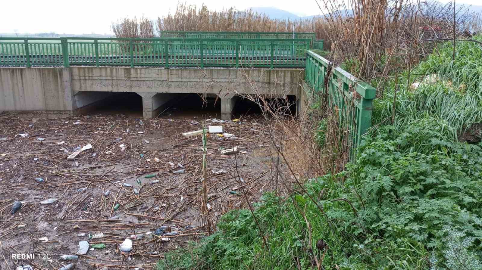 Sağanak yağış Ödemiş’te zarara neden oldu
Sağanak yağış Ödemiş’te zarara neden oldu