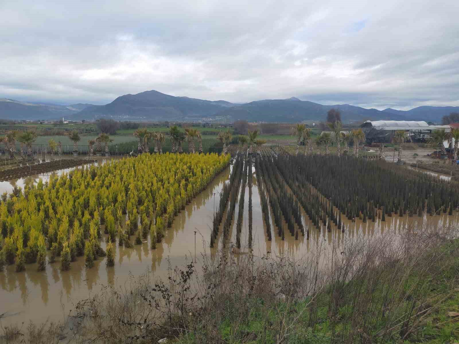 Sağanak yağış Ödemiş’te zarara neden oldu
Sağanak yağış Ödemiş’te zarara neden oldu