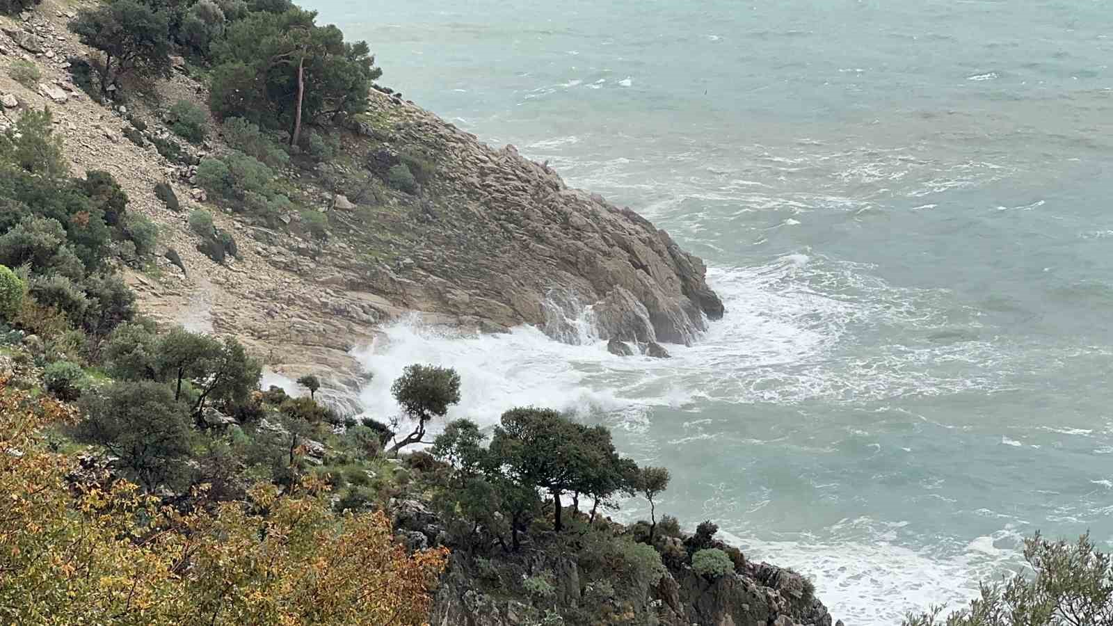 Sağanak yağış, Ölüdeniz’in rengini değiştirdi
