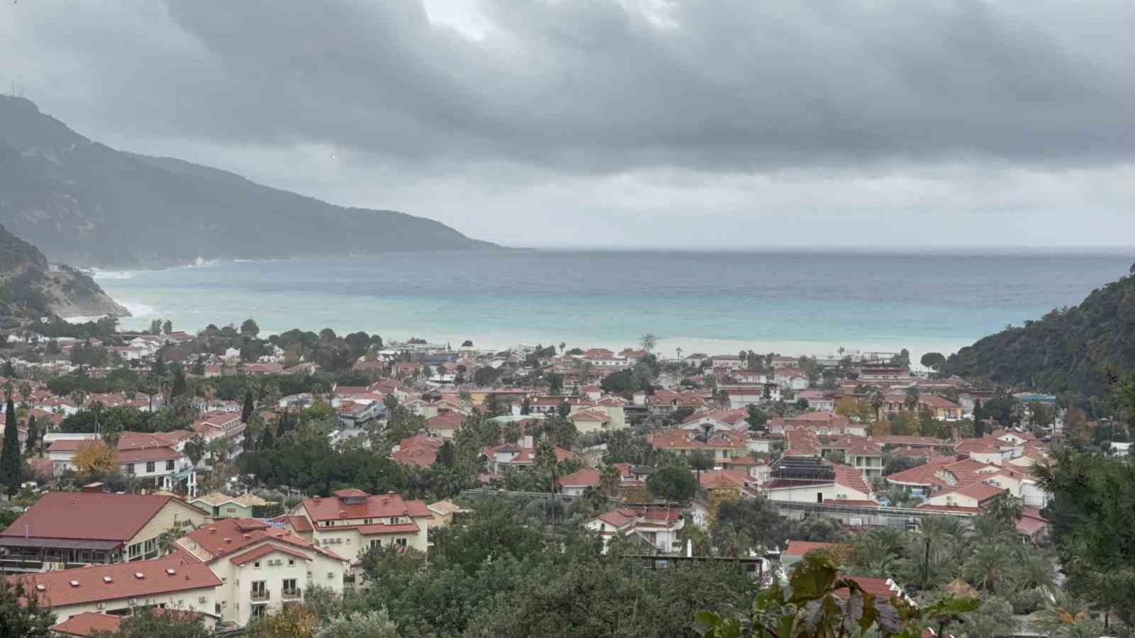 Sağanak yağış, Ölüdeniz’in rengini değiştirdi
