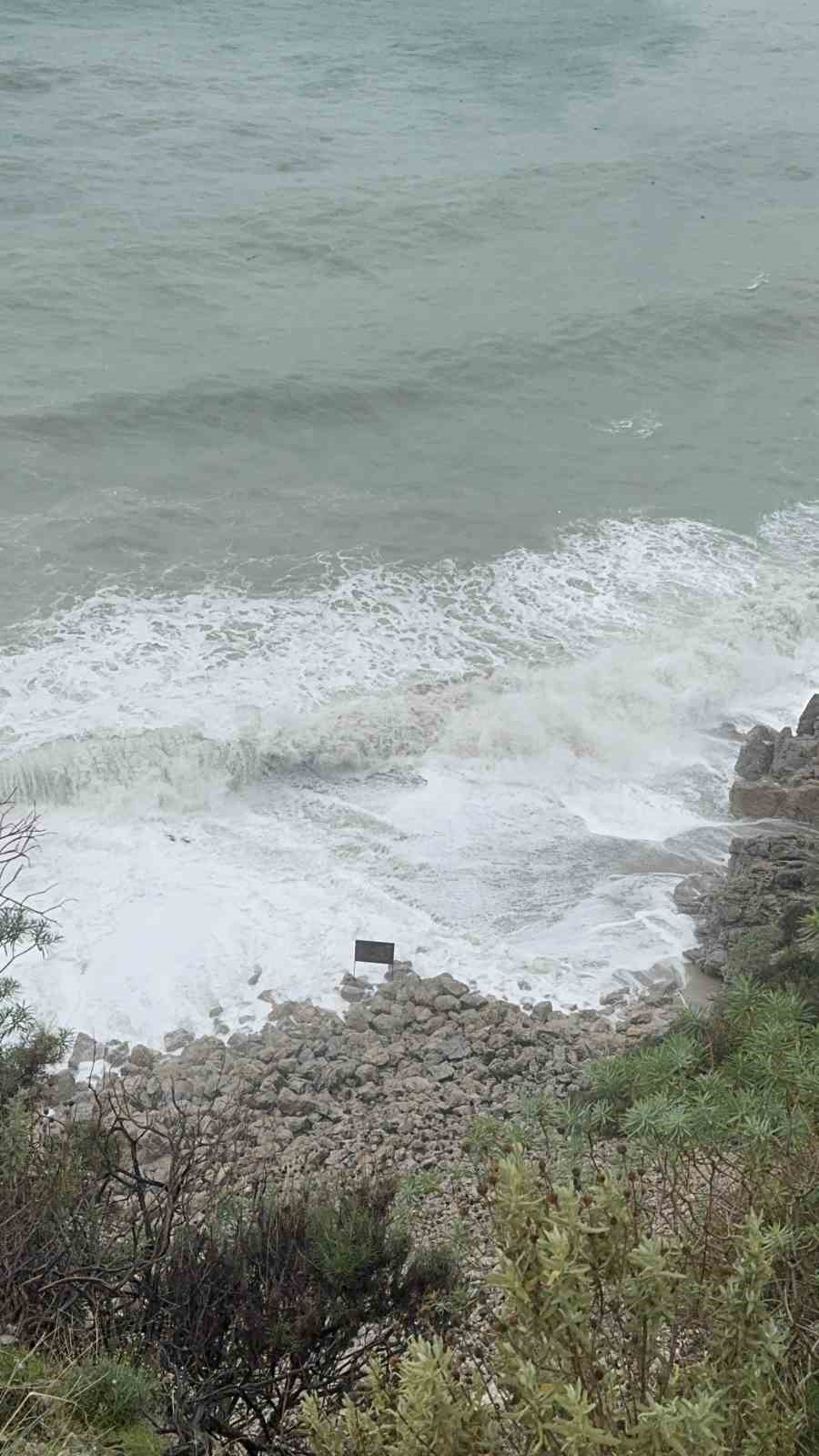 Sağanak yağış, Ölüdeniz’in rengini değiştirdi
