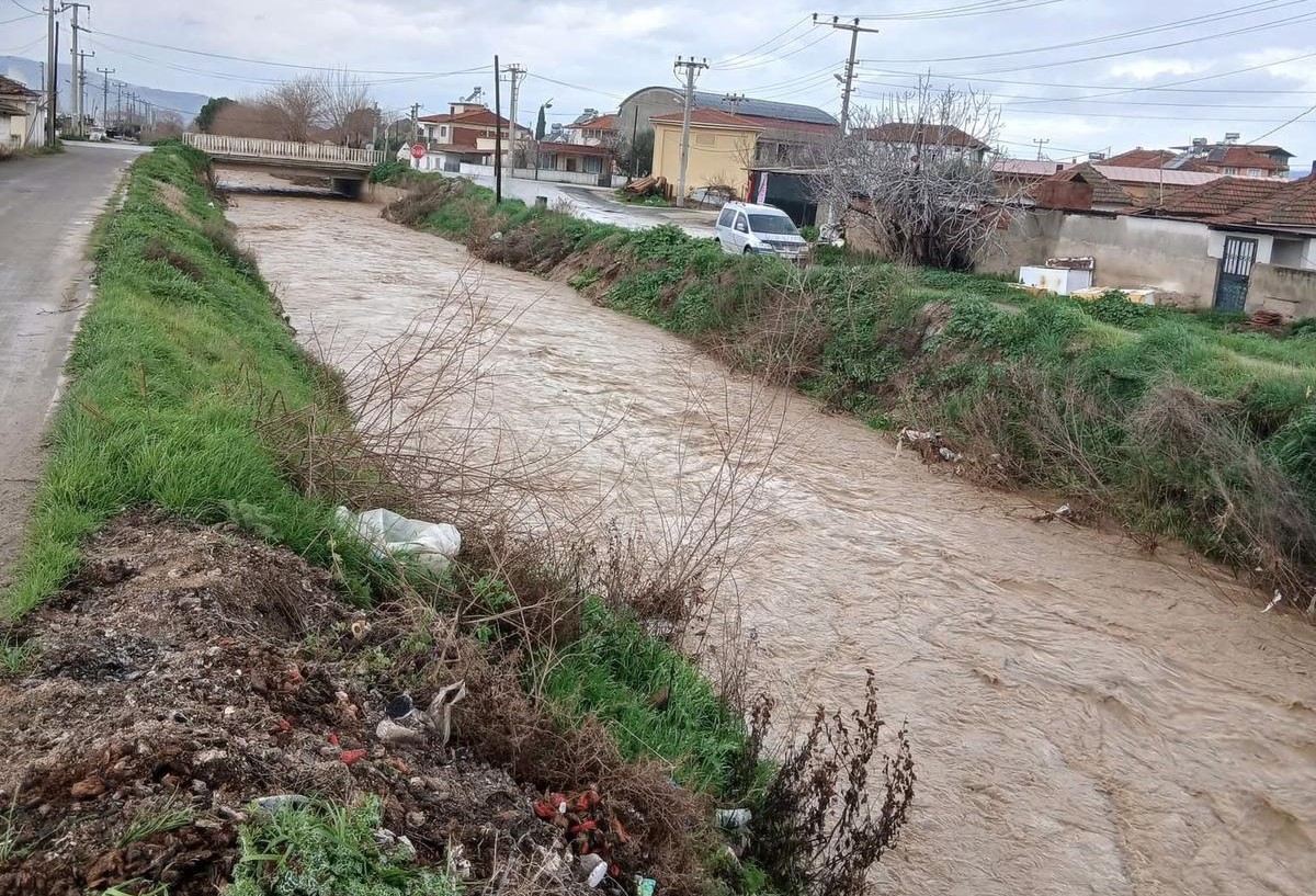Sağanak yağış Sarıgöl’de kuruyan dereleri canlandırdı
