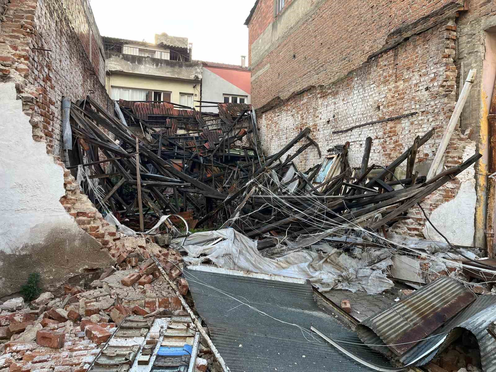 Sağanak yağış Sarıgöl’de metruk bir binayı yıktı
