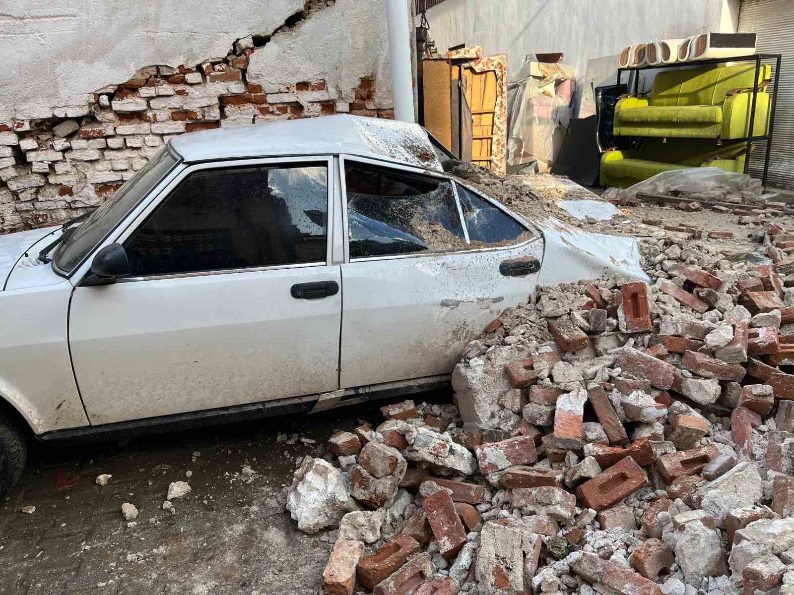 Sağanak yağış Sarıgöl’de metruk bir binayı yıktı
